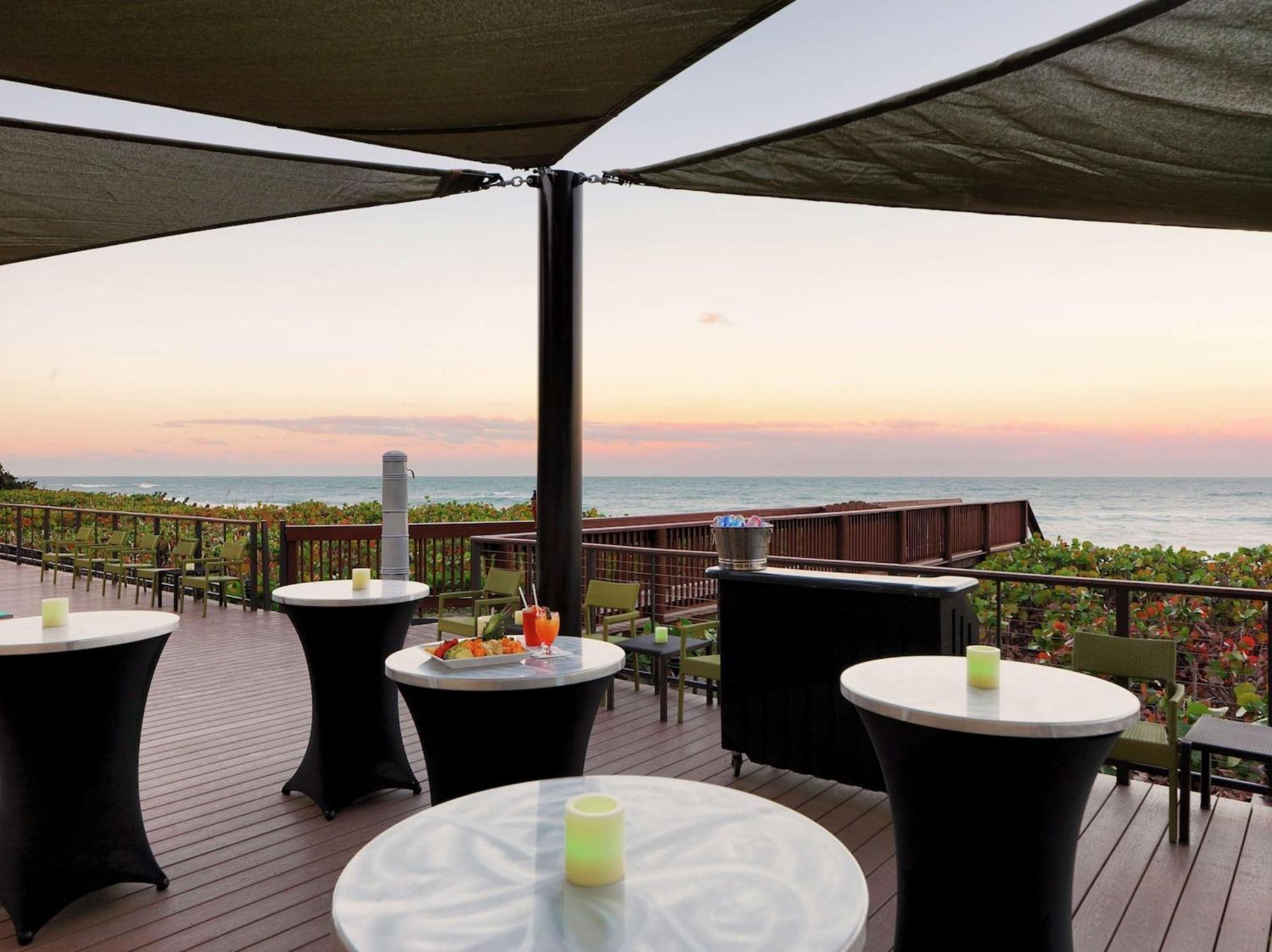 Doubletree Suites By Hilton Melbourne Beach Oceanfront Exterior foto